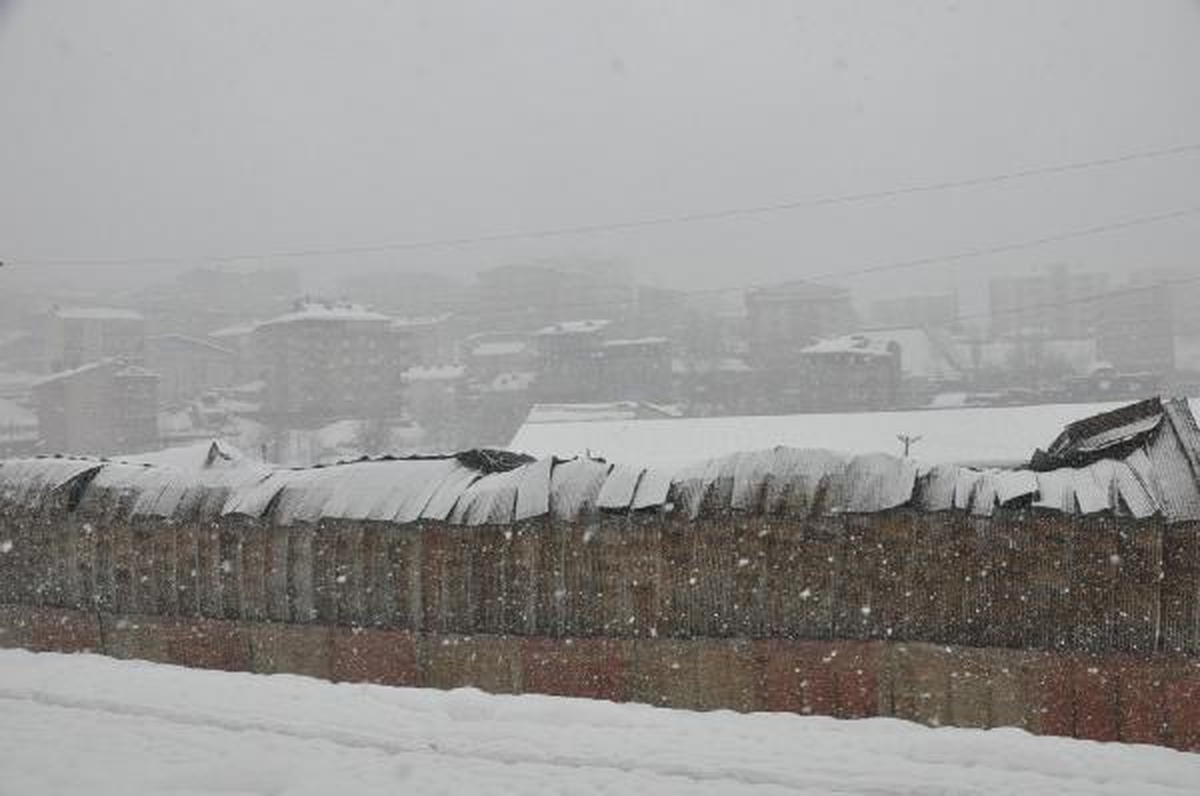 Hakkari\'de 2 Halı Sahanın Çatısı Kardan Çöktü