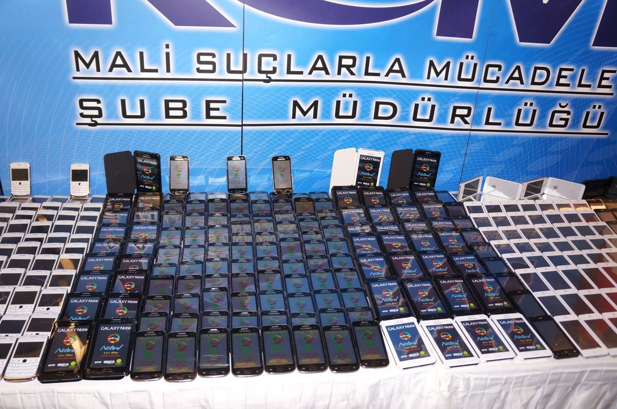 İstanbul\'da Kaçak Cep Telefonu Operasyonu