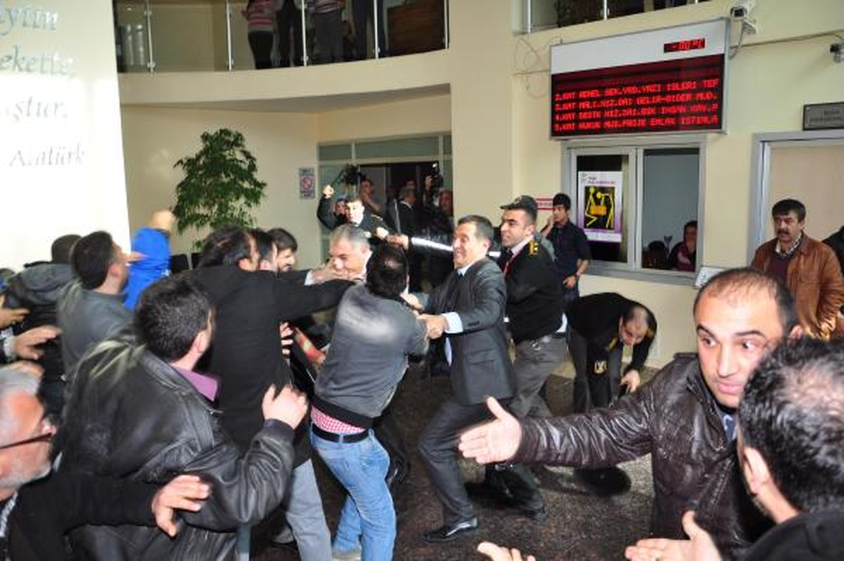 Esnaf Belediyeyi Bastı