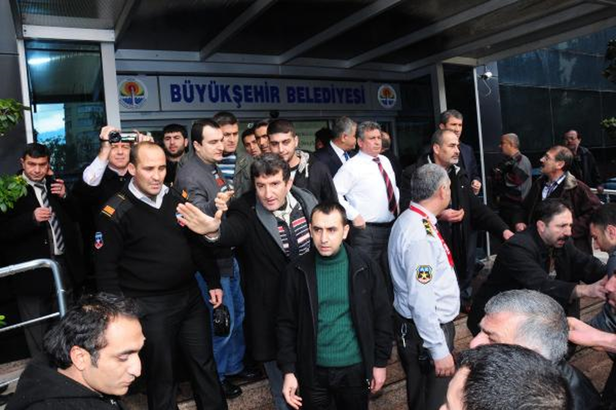 İşyerleri Suyla Dolan Esnaf Belediyeyi Bastı
