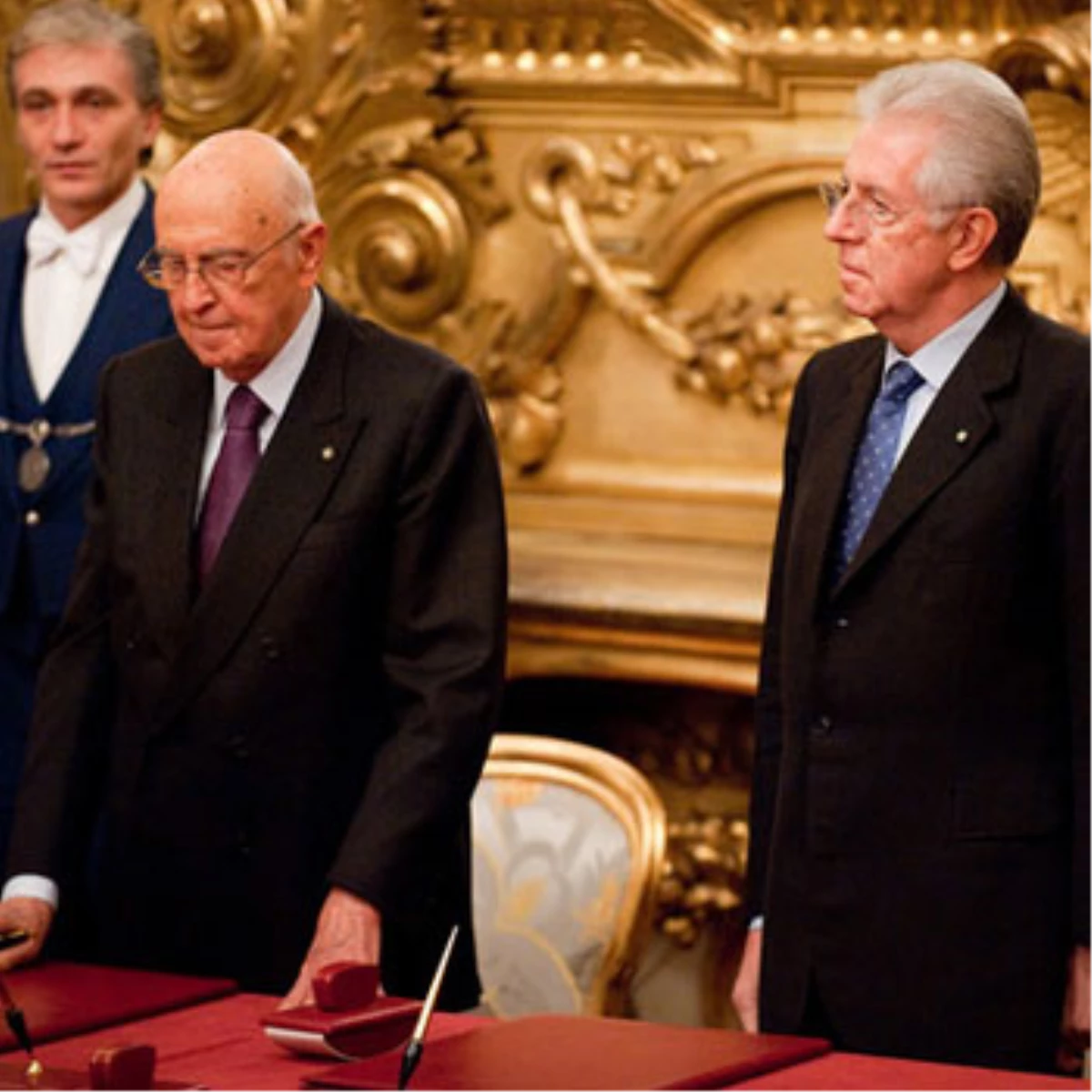 İtalya\'da Teknokrat Başbakan Mario Monti, Cumhurbaşkanı Giorgio Napolitano\'ya İstifasını Sundu.