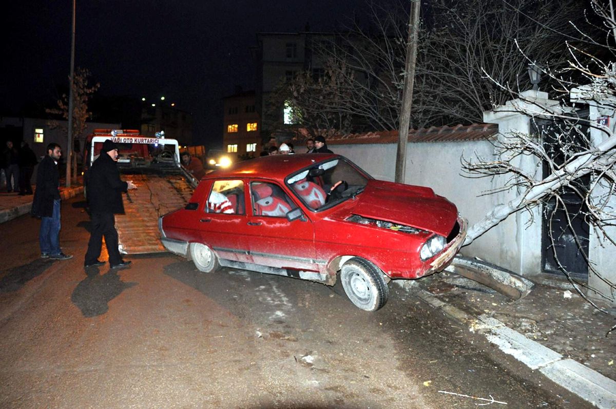 Kaldırımdaki Yayaya Otomobil Çarptı