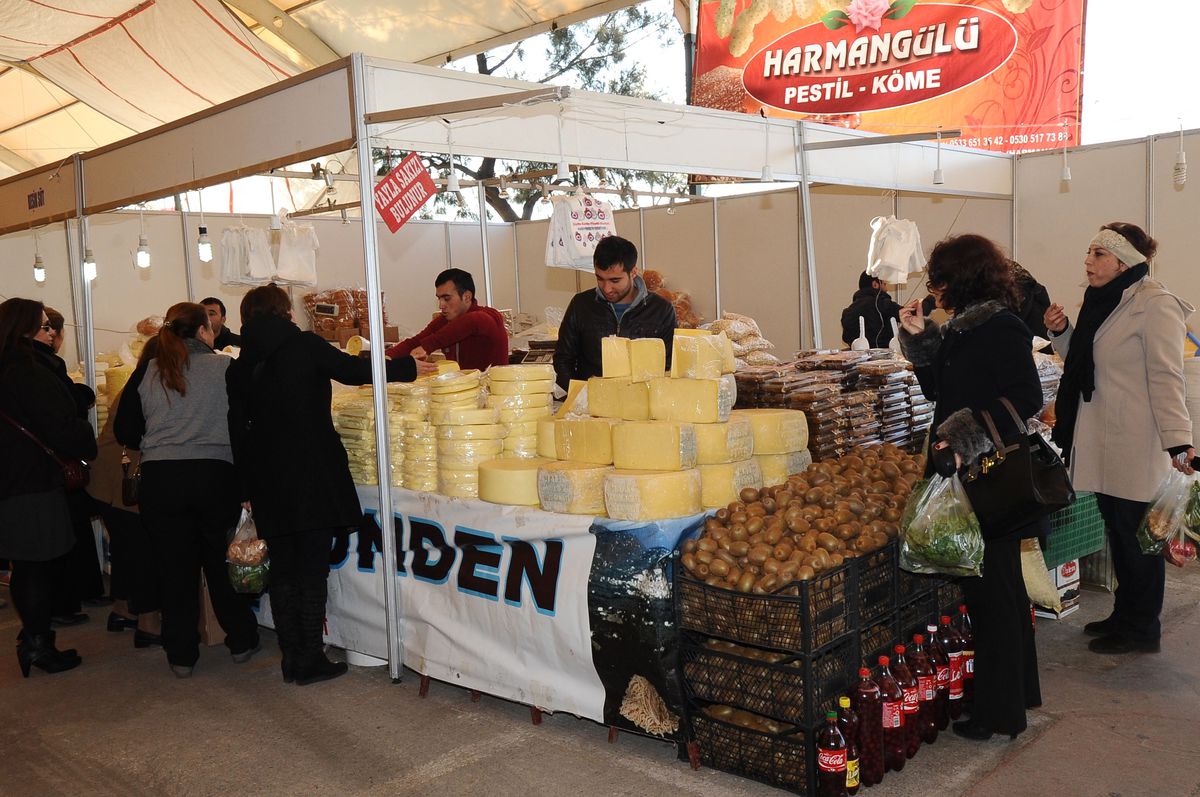 Karşıyaka\'da Horonlu Kolbastı\'lı "Hamsi" Zamanı