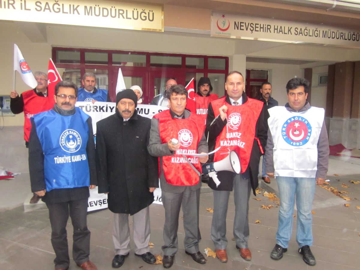 Memurlar Yüzde 3+3 Memur Zammını Protesto Etti