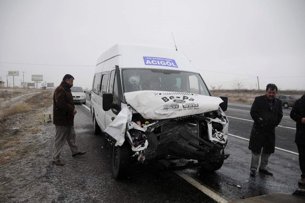 Nevşehir\'de Minibüsle Otomobil Çarpıştı: 2 Ölü, 9 Yaralı
