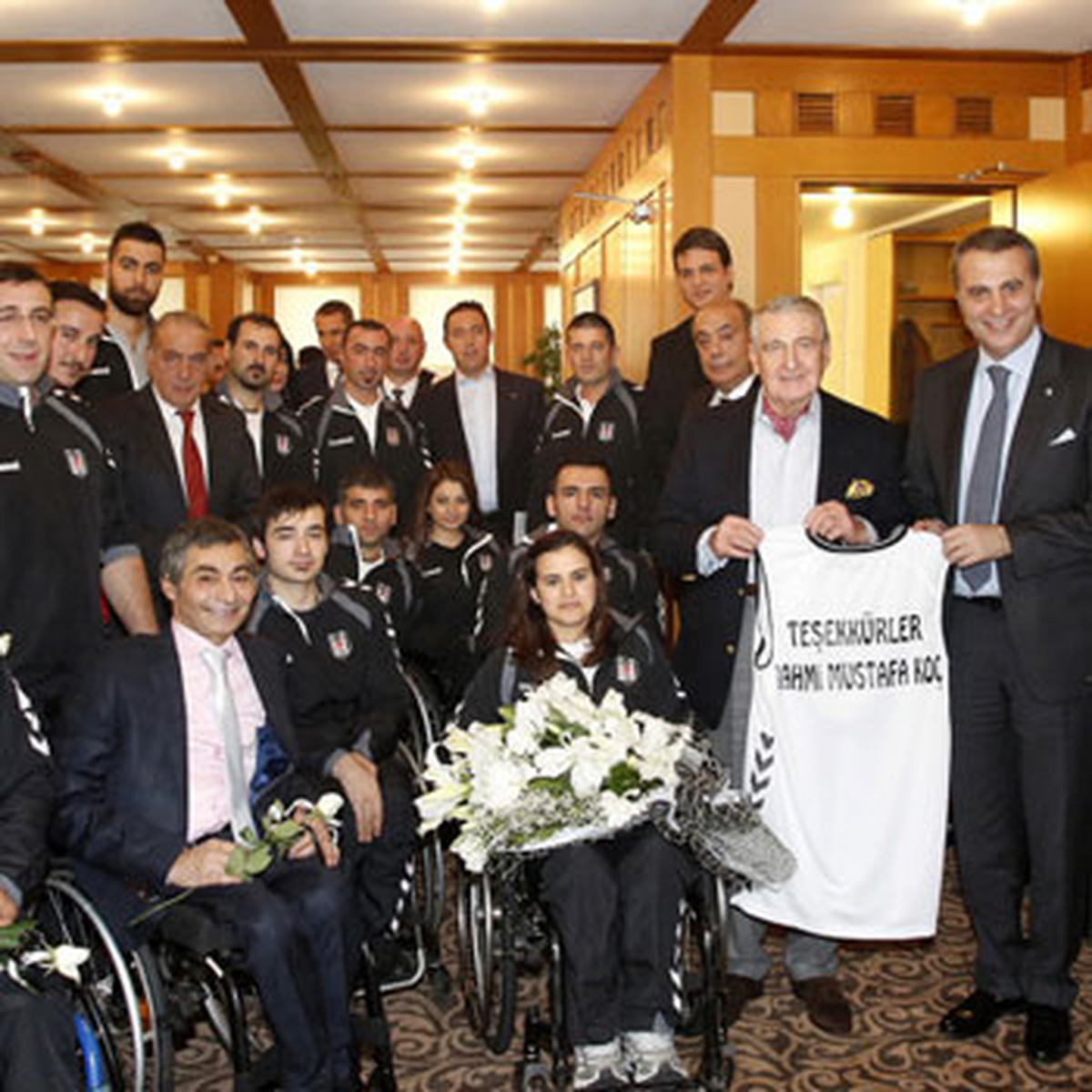 Rahmi Koç\'a En Yararlı Sponsorluk Plaketi