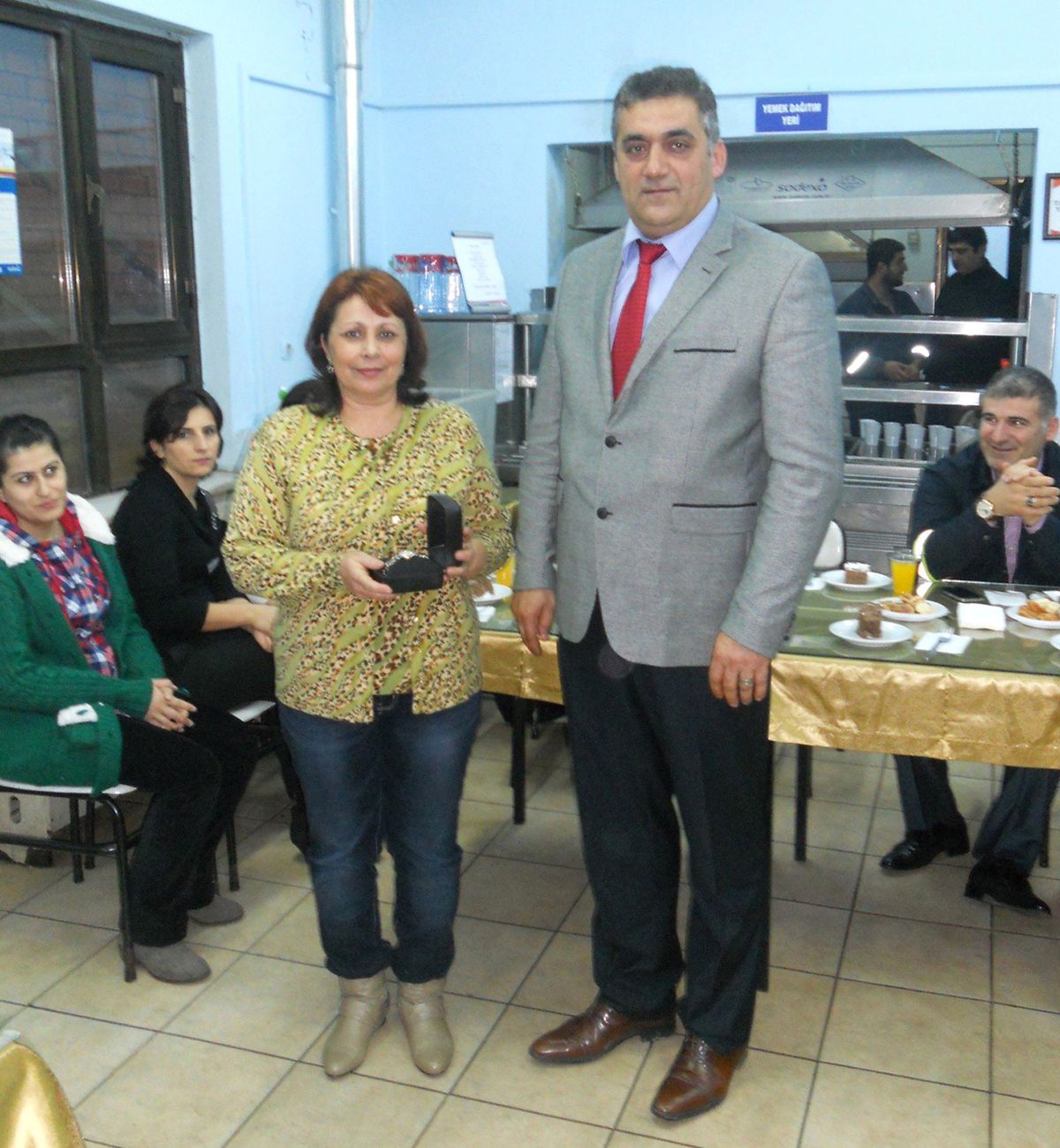 Sendika ve İş Arkadaşlarından Erdemir\'den Emekli Olan Personele Plaket