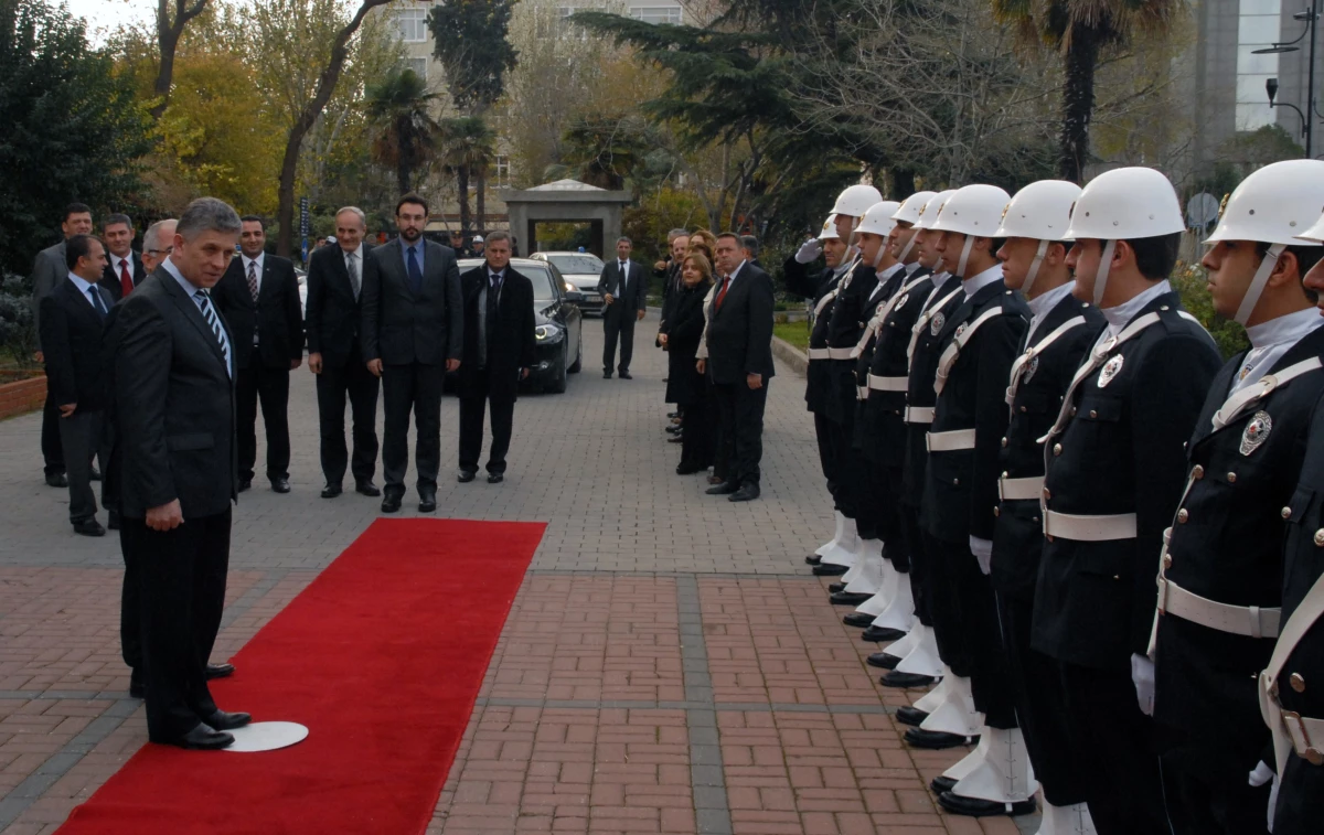 Sırbistan Devlet Bakanının Zor Anları