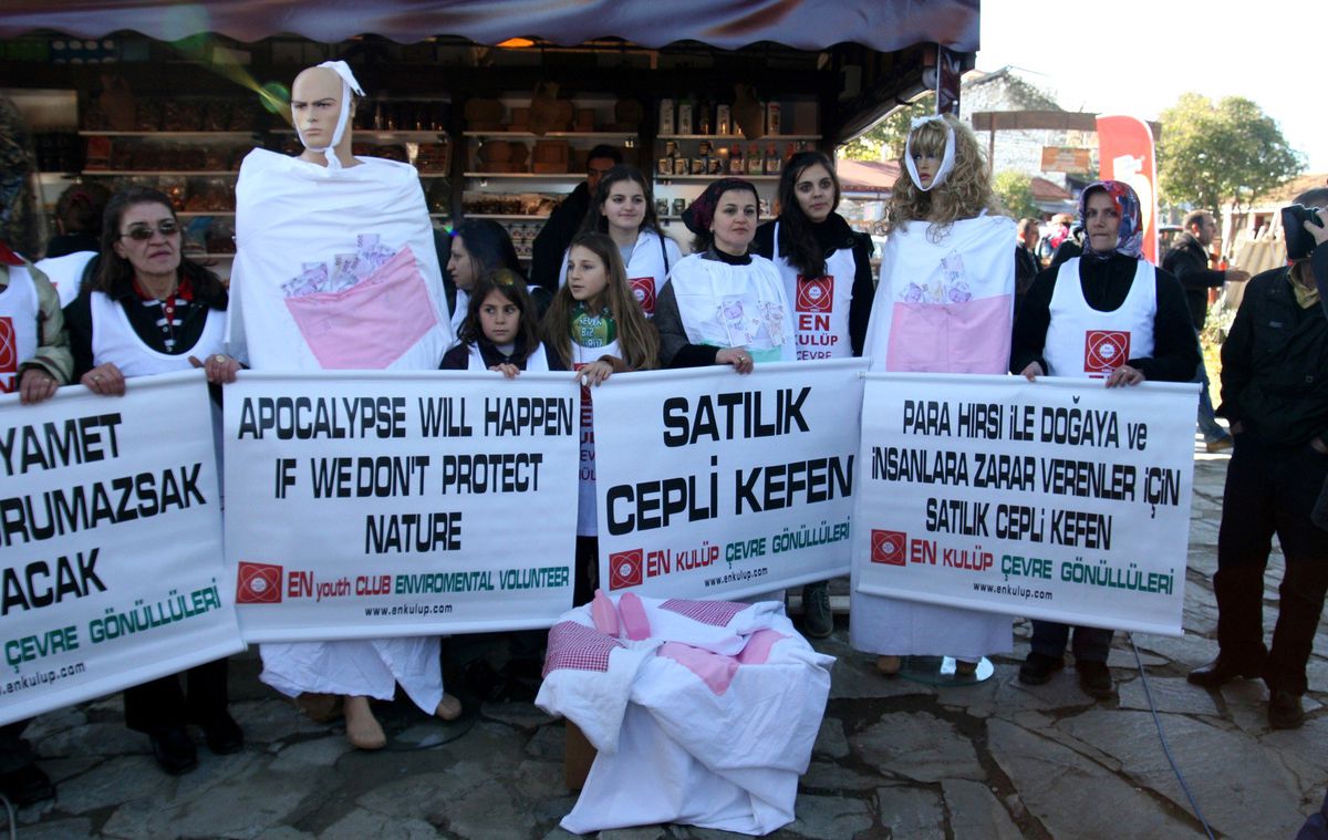 Şirince\'de Cepli Kefen Satışı