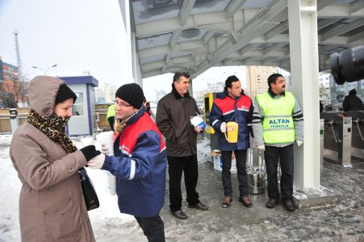 Sokakta Çorba İkramı Vatandaşın İçini Isıtıyor