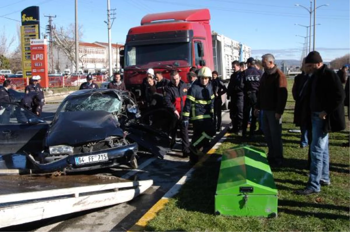 Tır\'ın Önünde Sürüklenen Otomobildeki 2 Kişi Öldü