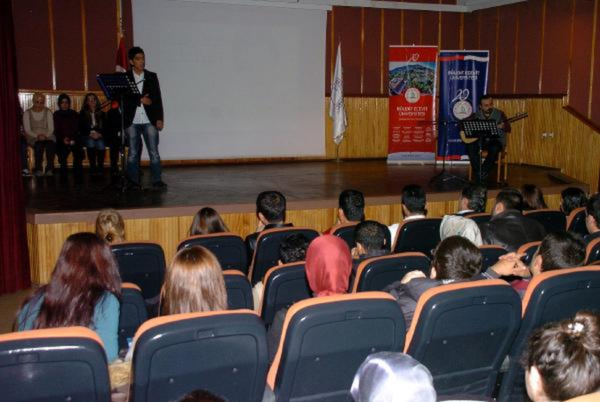 Üniversitelilerden Neşet Ertaş\'a Şiirli Anma