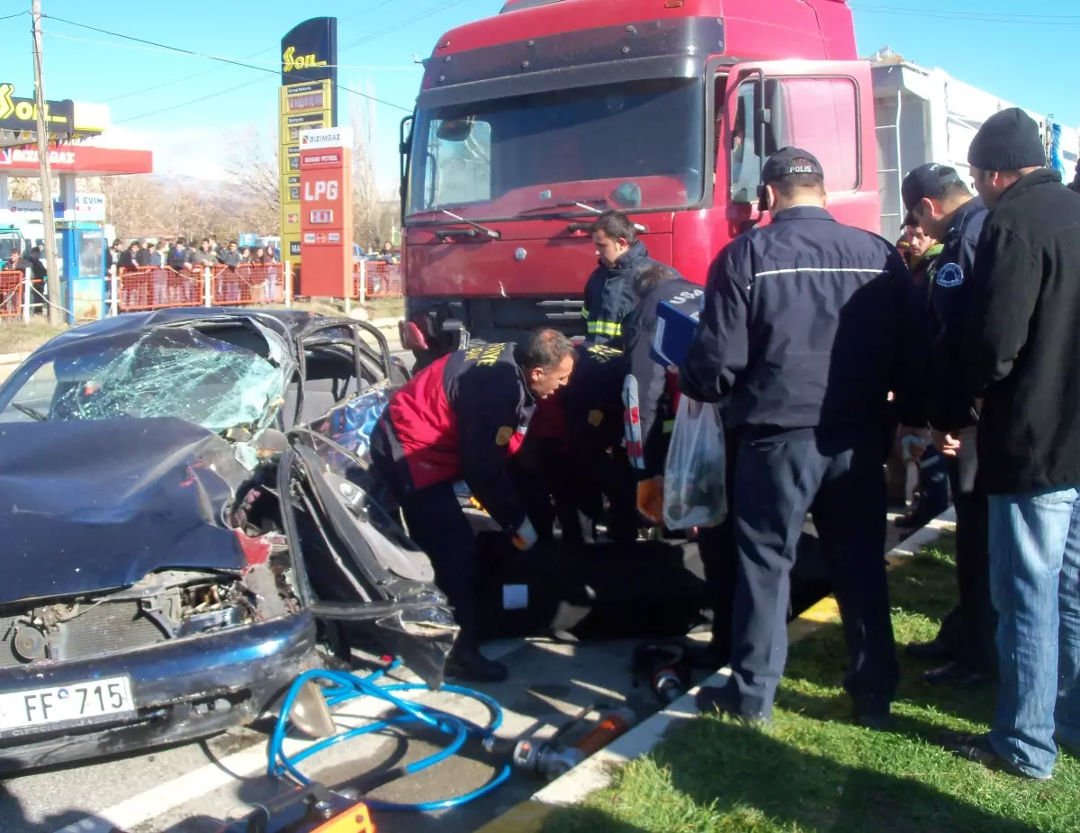 Uşak\'ta Trafik Kazası: 2 Ölü, 2 Yaralı