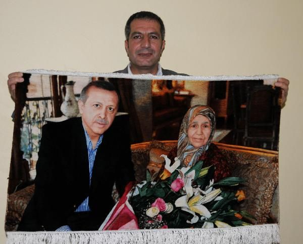 Van Başbakan Erdoğan ve Annesinin Resmini İpek Halıya İşledi