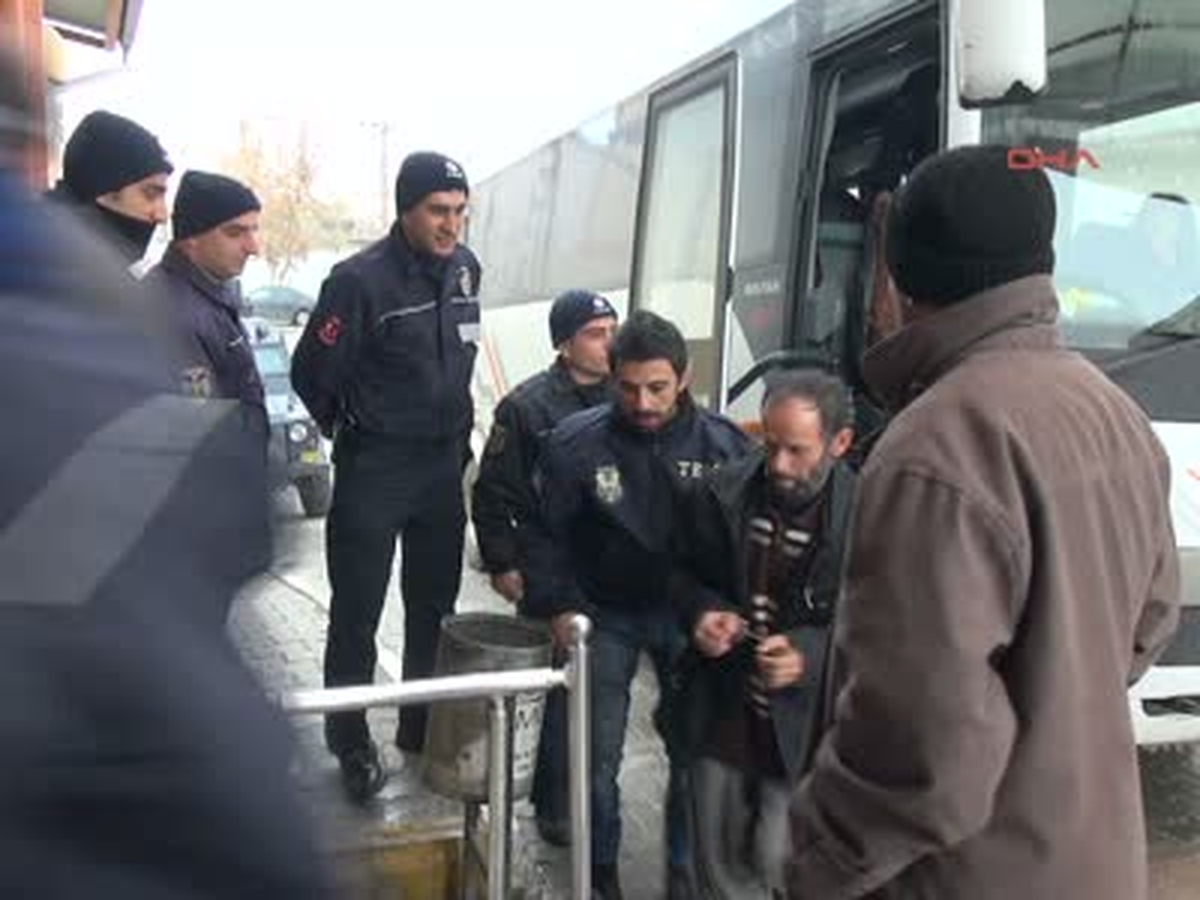 Van Kck\'dan Gözaltına Alınan 12 Kişi Van\'da Adliyeye Sevkedildi Kck\'dan Gözaltına Alınan 12 Kişi...