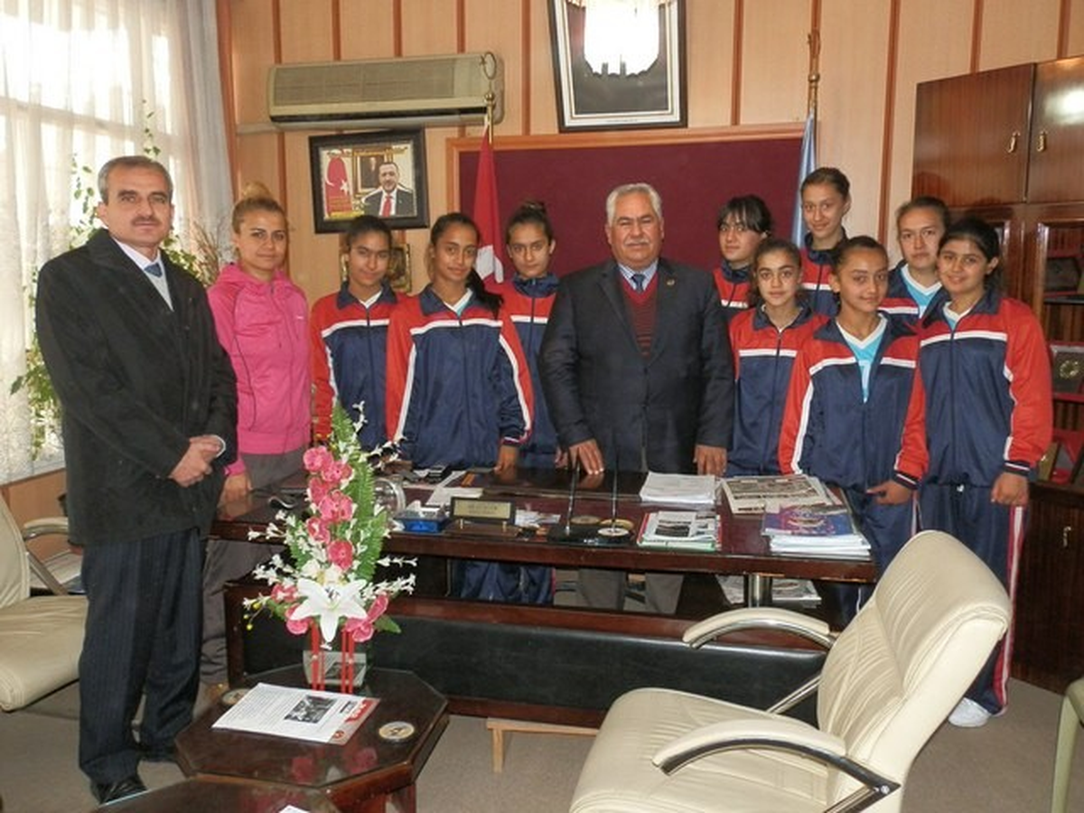 Voleybolcular Başkan Güngör\'ü Ziyaret Etti