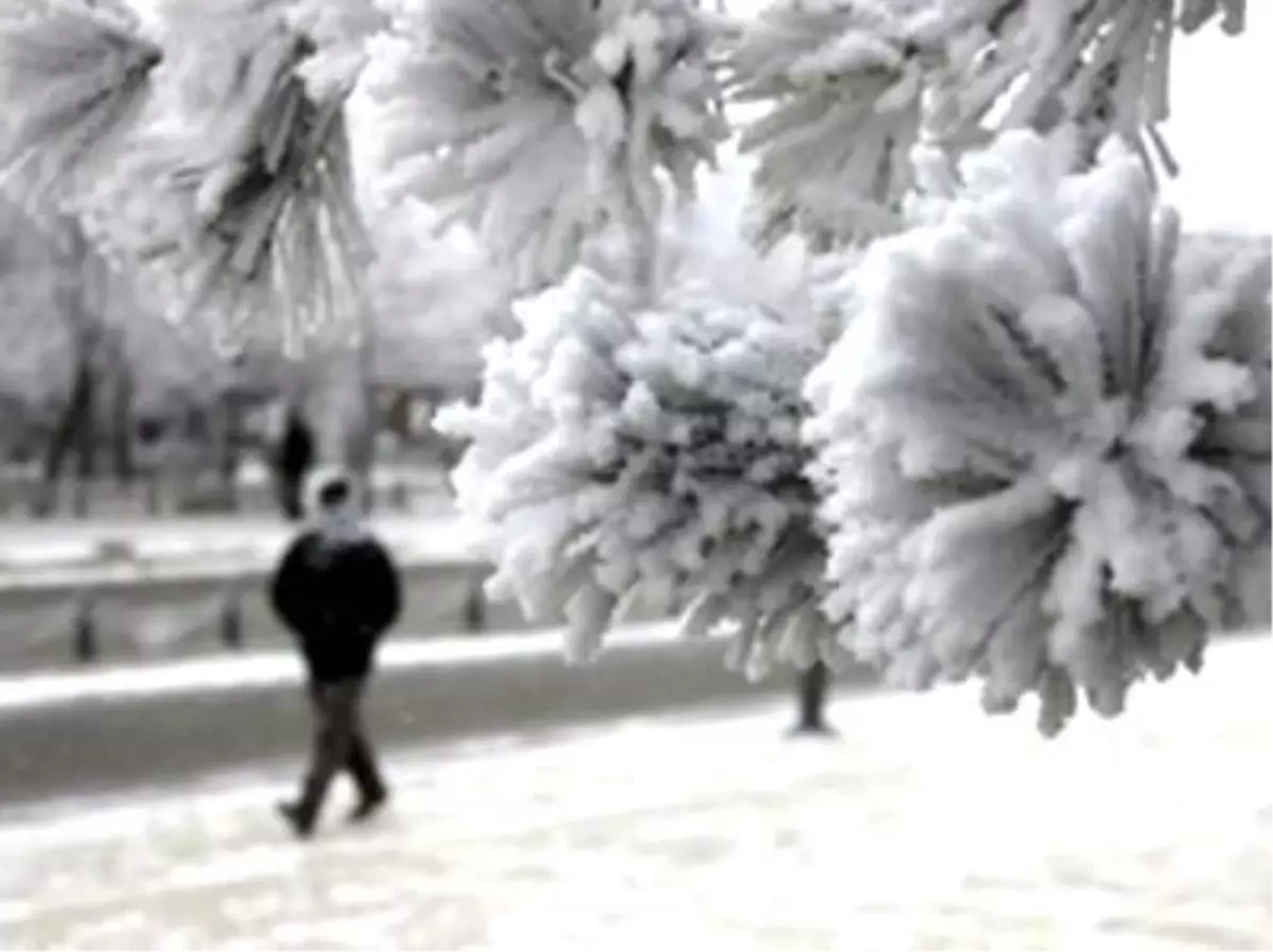(Yeniden) - İstanbul\'da Kar Yağışı Etkili Oldu