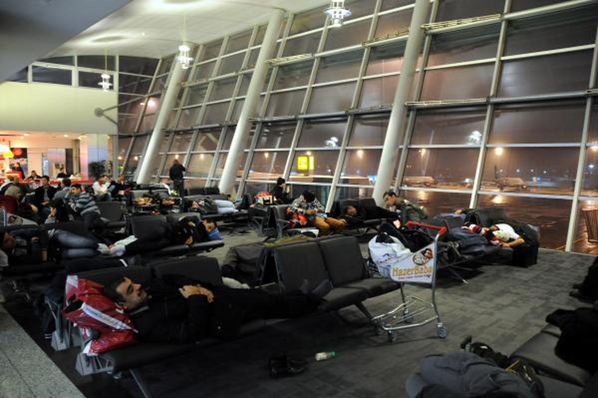 Yolcular Otellere Gitmeyip Havalimanında Sabahladı