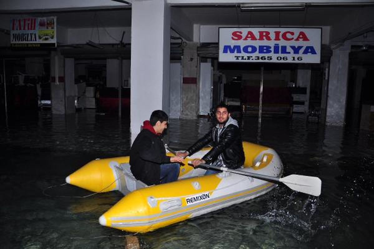 Adana\'da Esnaf, Su Batan İşyerlerine Botla Girebildi