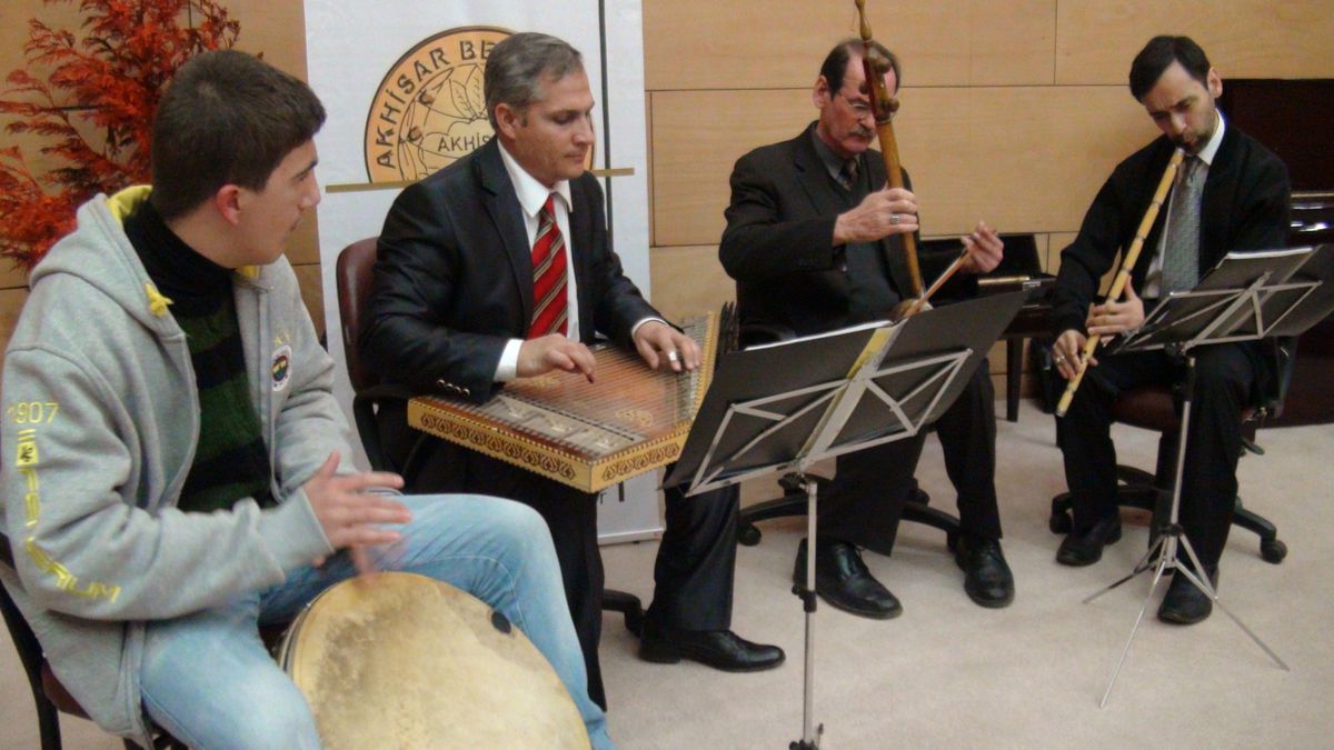 Akhisar\'da Altın Fırçalar Sergisi Açıldı