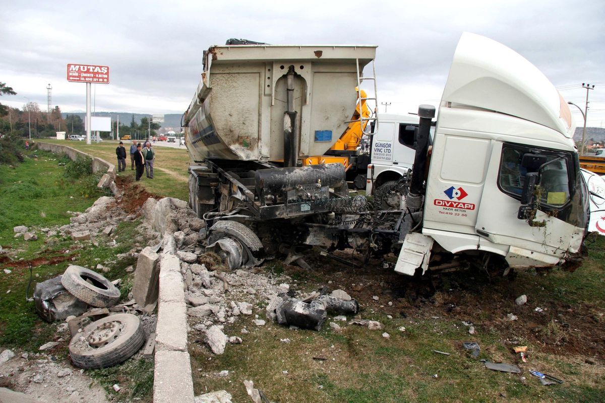 Antalya\'da Trafik Kazası: 12 Yaralı