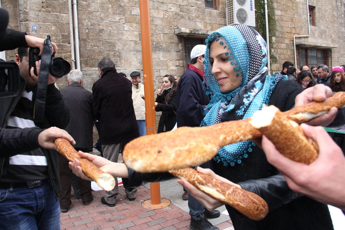 Atanamayan Öğretmen Adaylarından "Simitli" Eylem