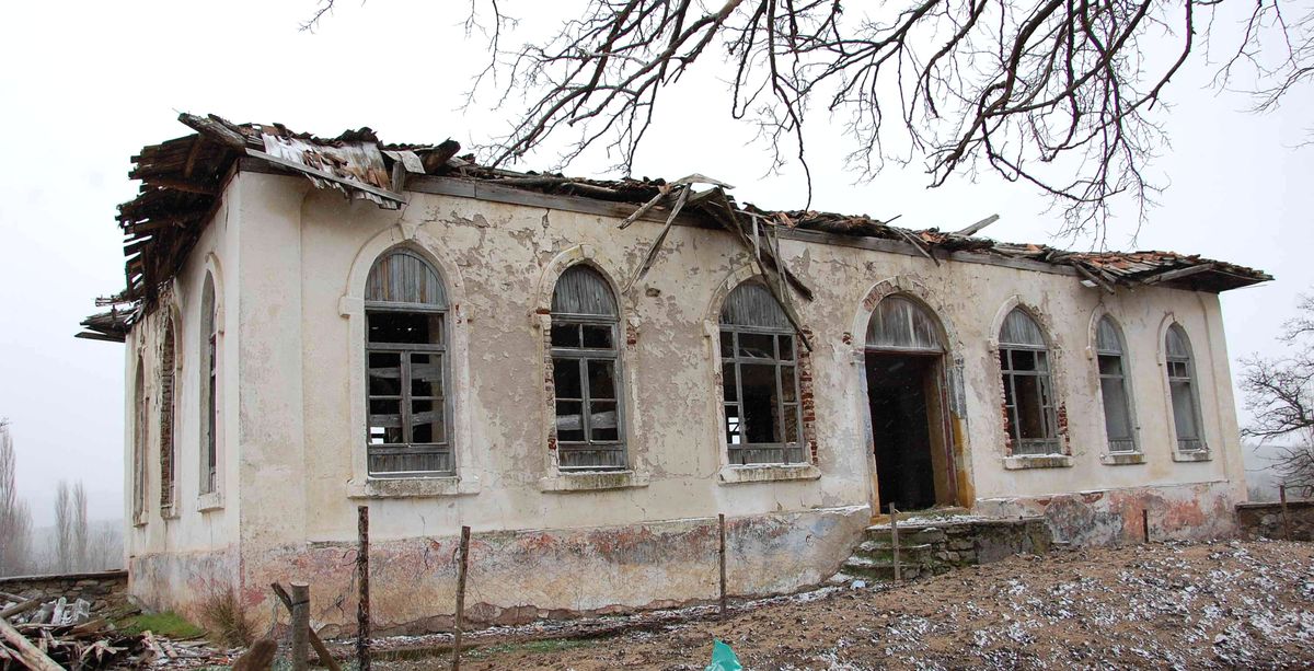 Depremin Haritadan Sildiği Gökçeler Köyünde Yıkılmayan 88 Yıllık Tarihi Okul Köyün Başına Dert Oldu