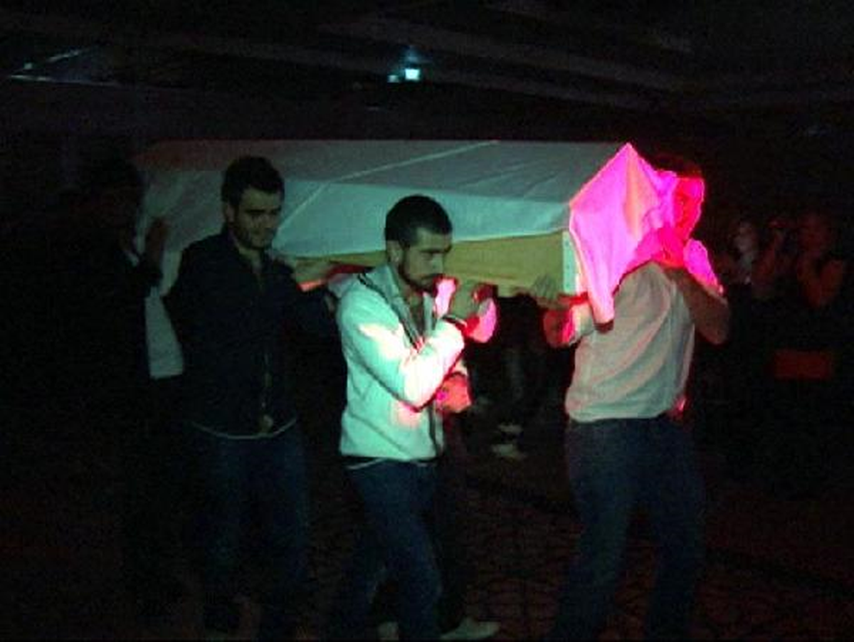 Dj, Kıyamet Partisine Tabut İçinde Geldi