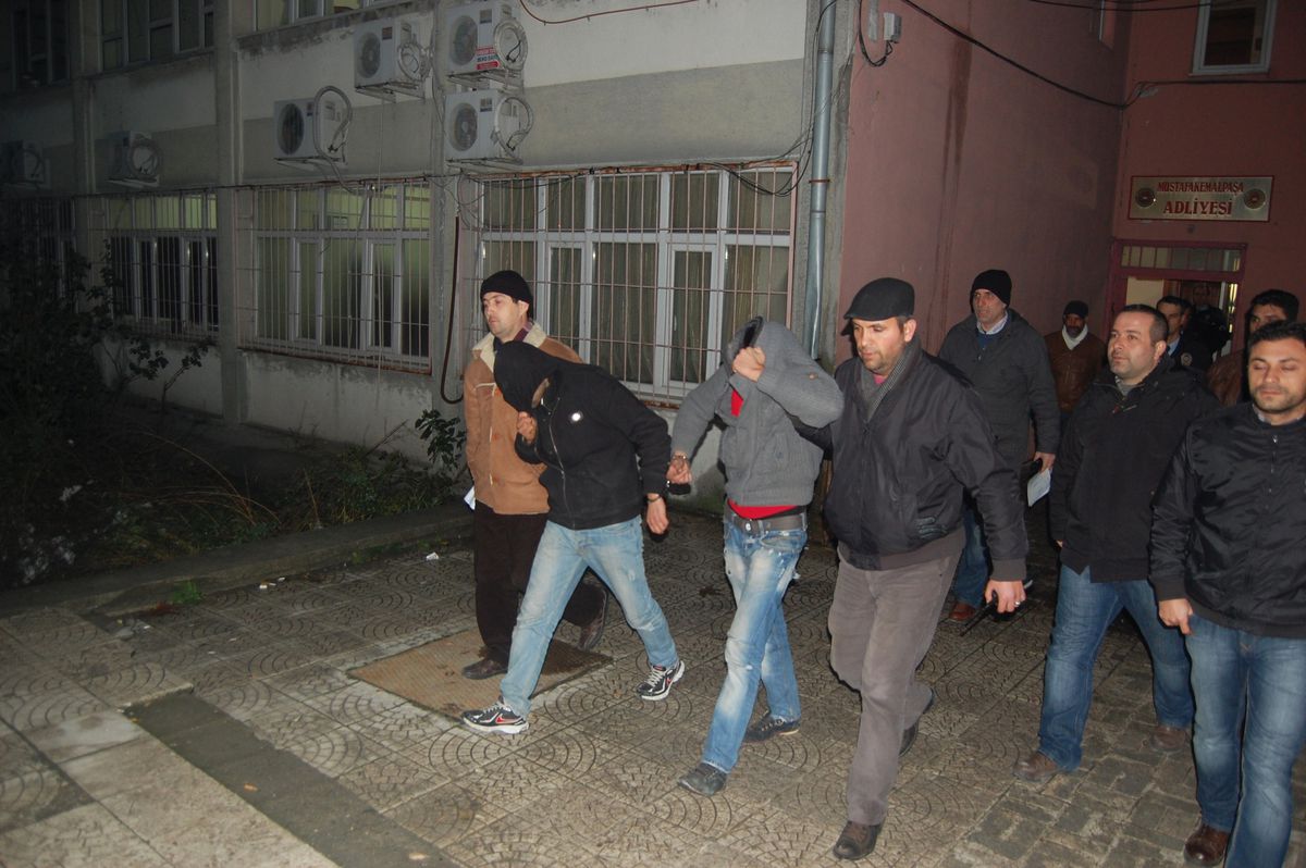 Duvarı Delip Kablo Çalan Hırsızlar Yakayı Ele Verdi