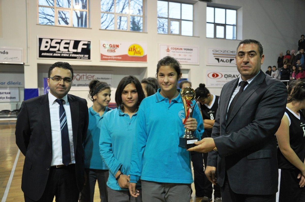 Düzce\'de Basketbol Finalini Bin Kişi İzledi