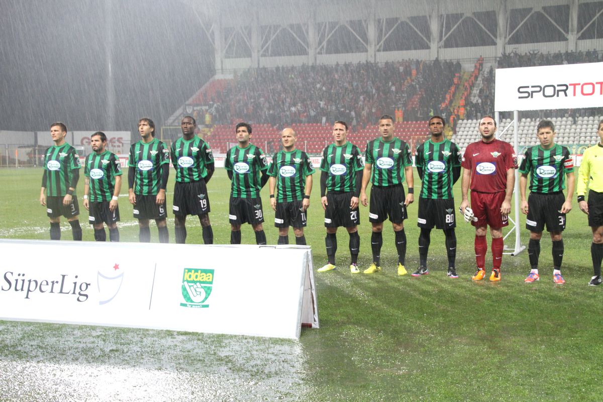 Evinde Hiç Gülemedi