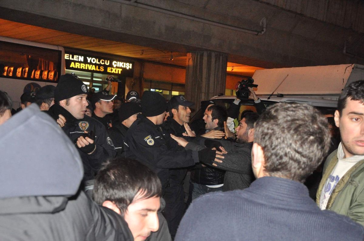 Galatasaray, Trabzon\'a Olaylı Geldi