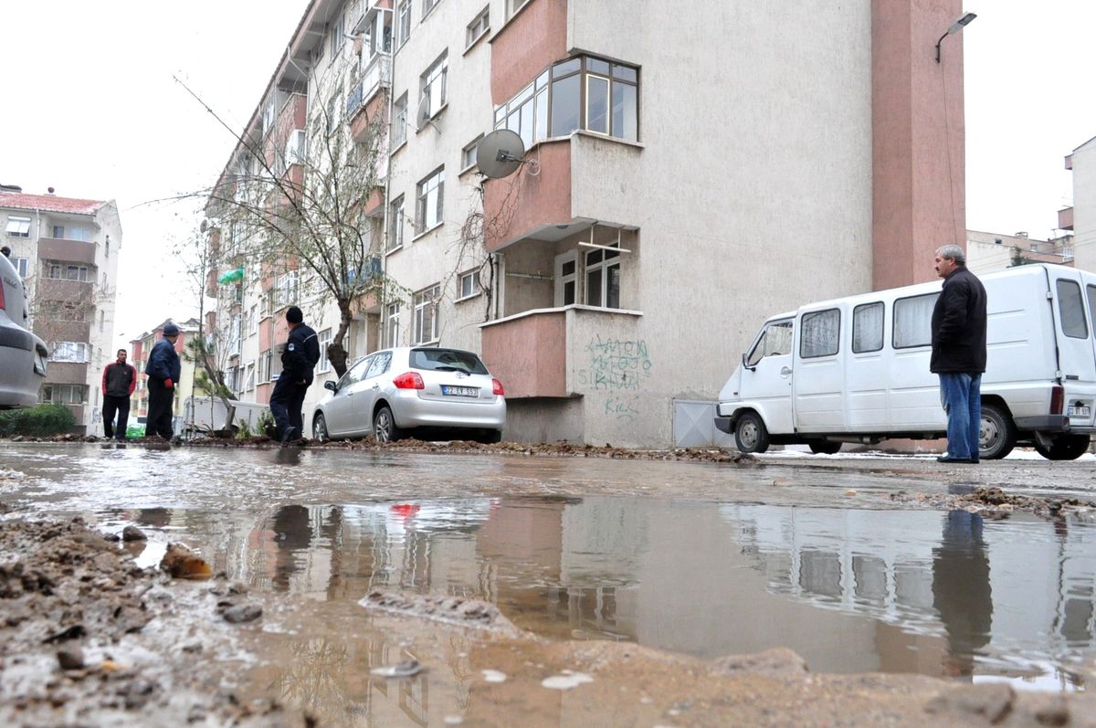 Güne Su İçinde Uyandılar