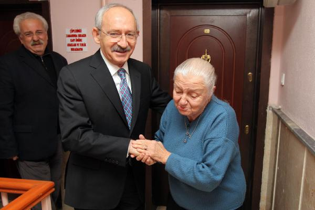 İnönü\'nün Elini Öptü Kılıçdaroğlu ile Kucaklaştı