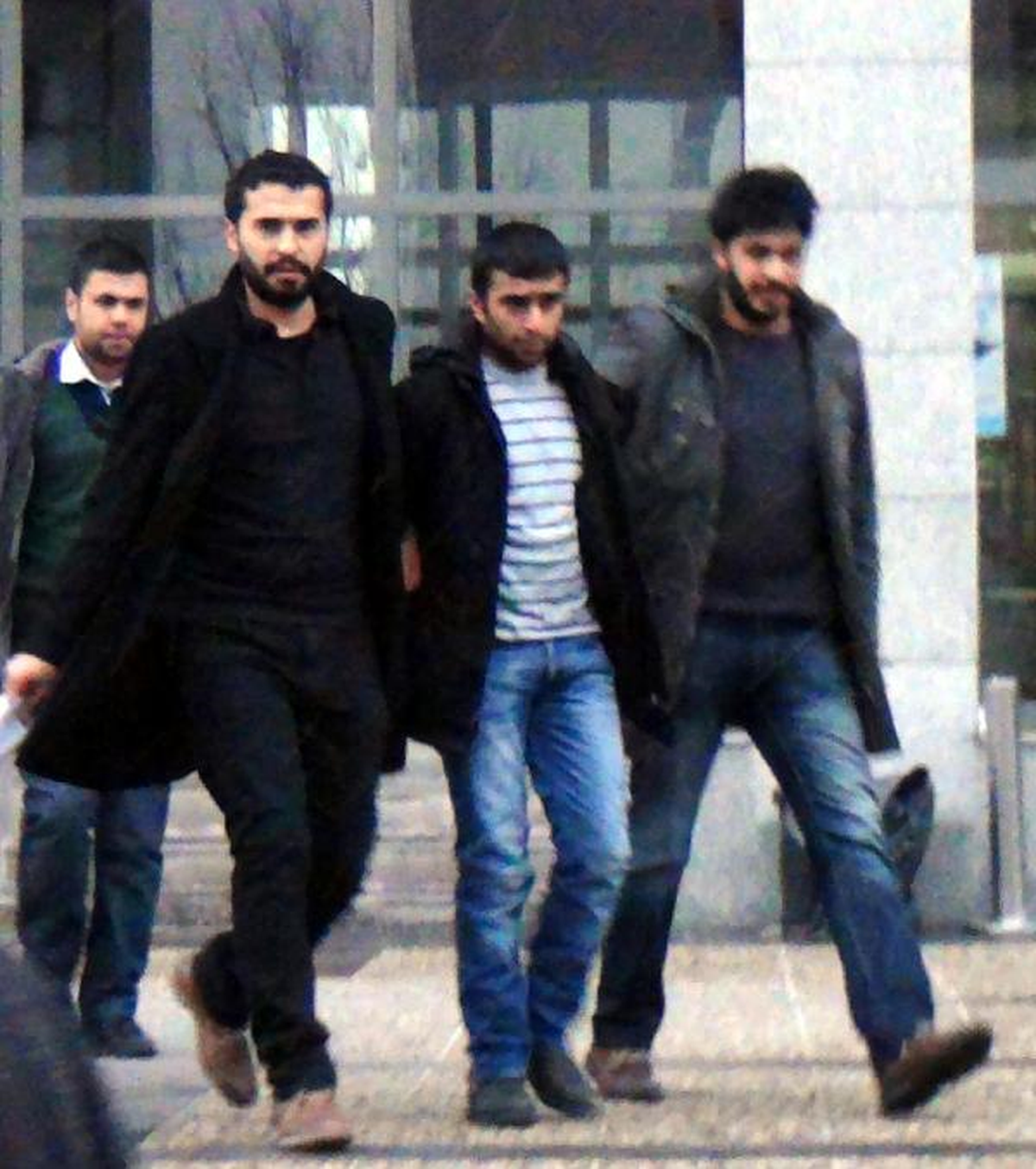 İz Bırakmamak İçin Kar Üzerinde Çorapla Koşan Hırsız Yakalandı