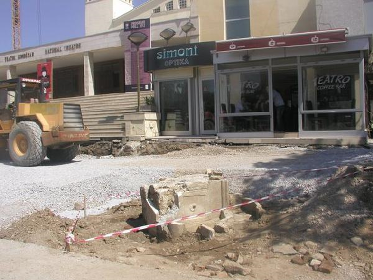 Kosova, Osmanlı\'dan Kalma \'Çeşme\'yi Korumak Yerine Üzerine Beton Bloklar Döşedi