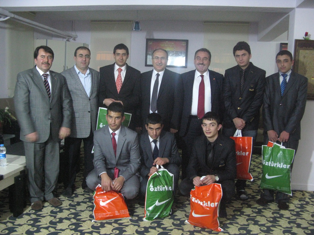 Kuran Kursu Öğrencilerine Eşofman ve Spor Ayakkabısı