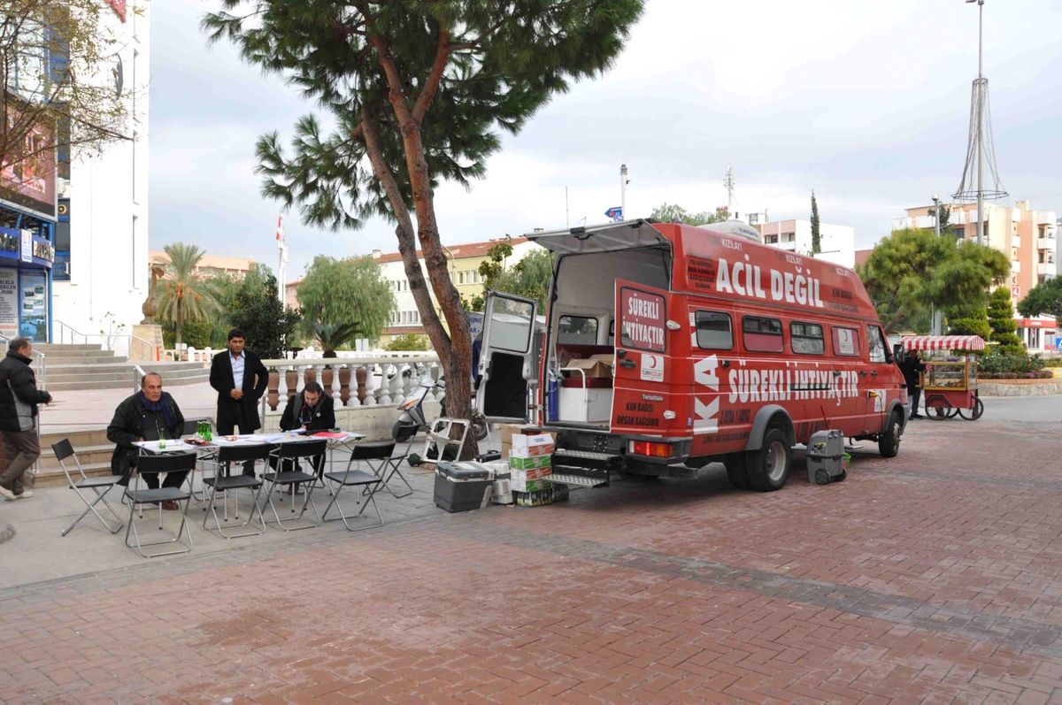 Kuşadalı Hayvanseverlerden Kan Bağışı Kampanyası