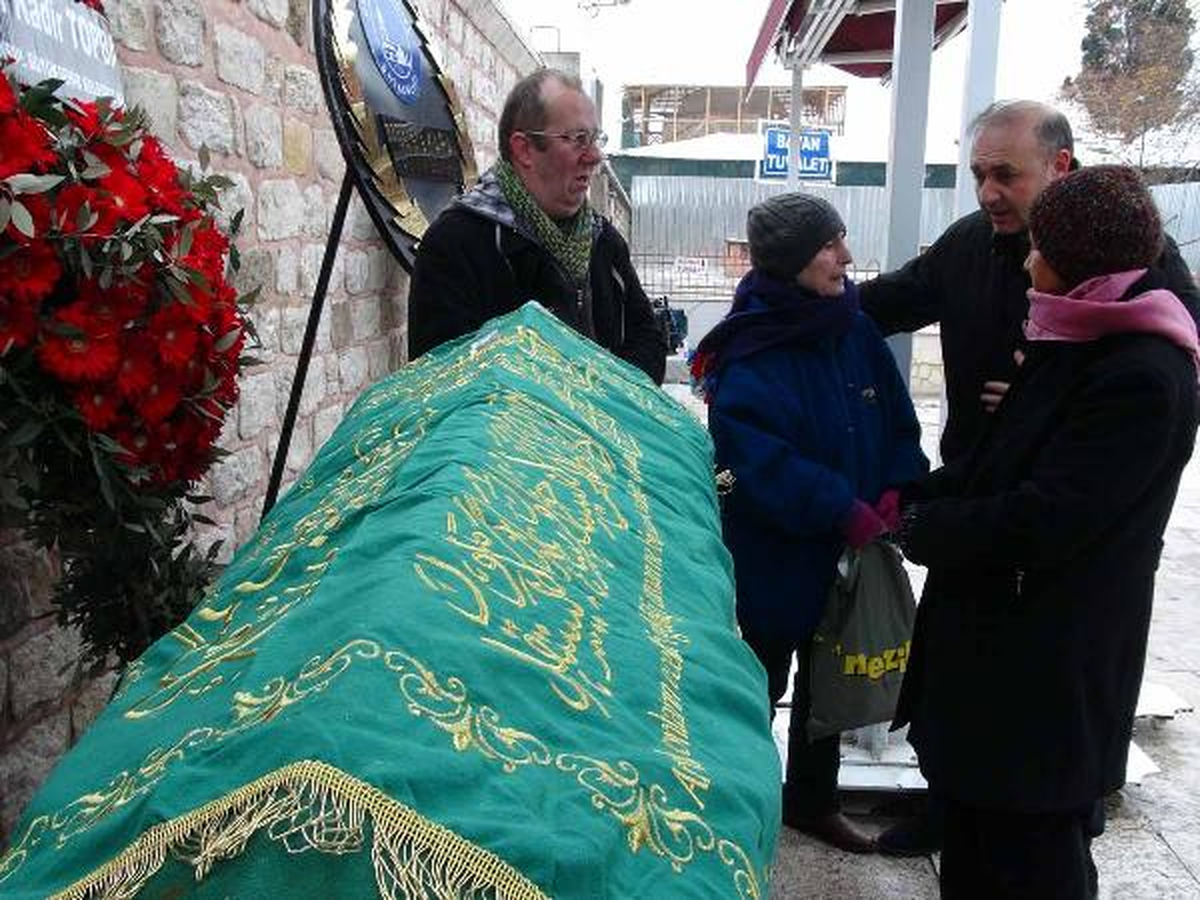 Mehmet Akif Ersoy\'un Torunu Toprağa Verildi