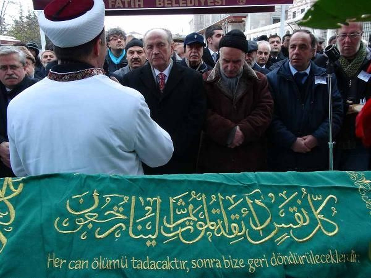 Mehmet Akif Ersoy\'un Torunu Toprağa Verildi