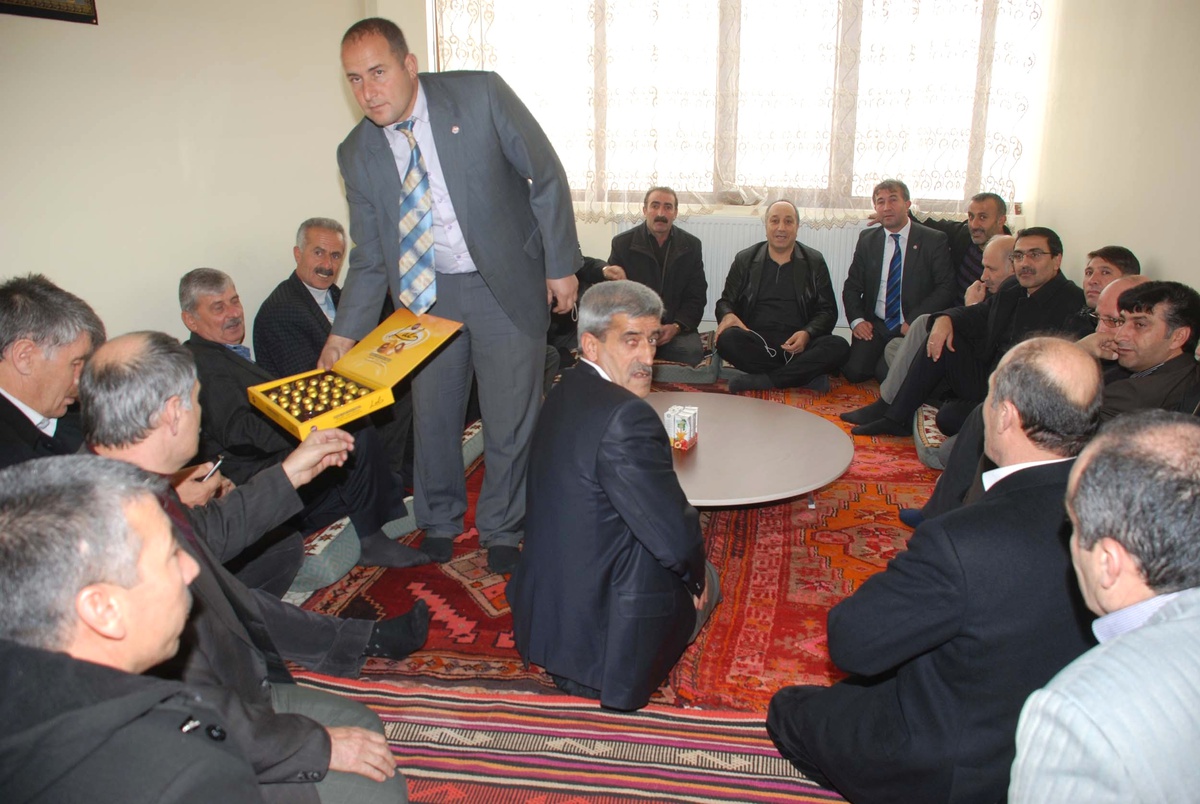 AK Parti\'li Işık Muhtarlar Derneği\'ni Ziyaret Etti