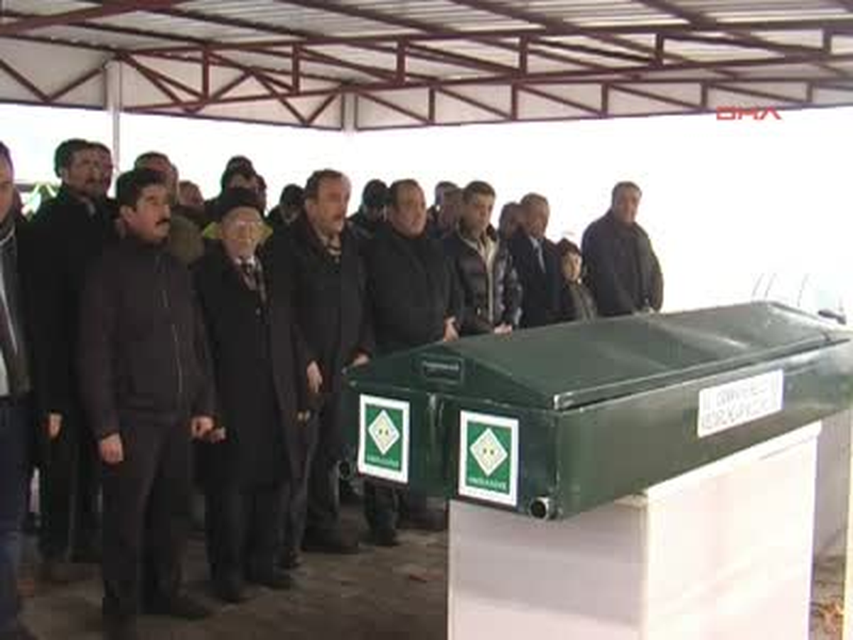 Osmaniye Şarkıcı Ümit Besen, Kardeşini Son Yolculuğuna Uğurladı Şarkıcı Ümit Besen, Kardeşini Son...
