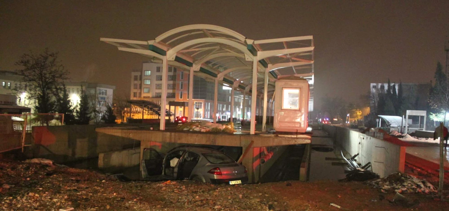 Otomobil İnşaat Halindeki Metro İstasyonuna Girdi