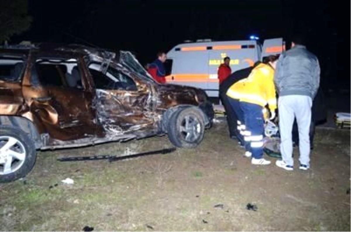Servis Aracı Otomobille Çarpıştı: 16 Yaralı