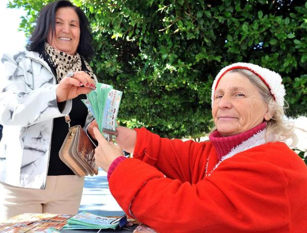 Tek Eliyle Şans Dağıtıyor