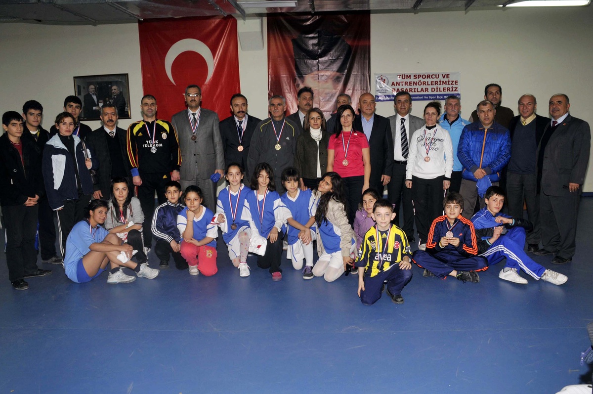 Yenimahalle\'de Geleneksel Masa Tenisi Turnuvası