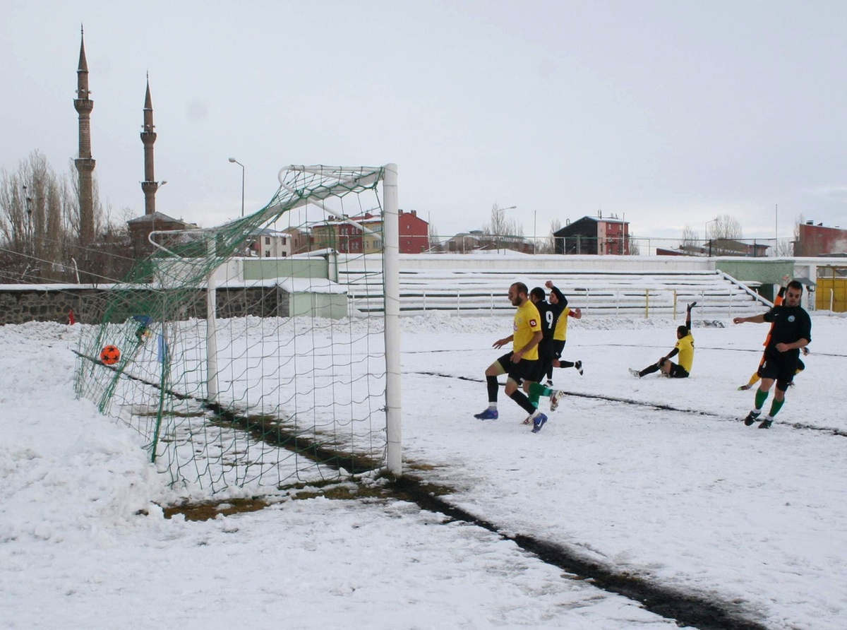 Bal Ligi Karşılşamasında Karsspor- Arhavispor\'u 2-0 Mağlup Etti