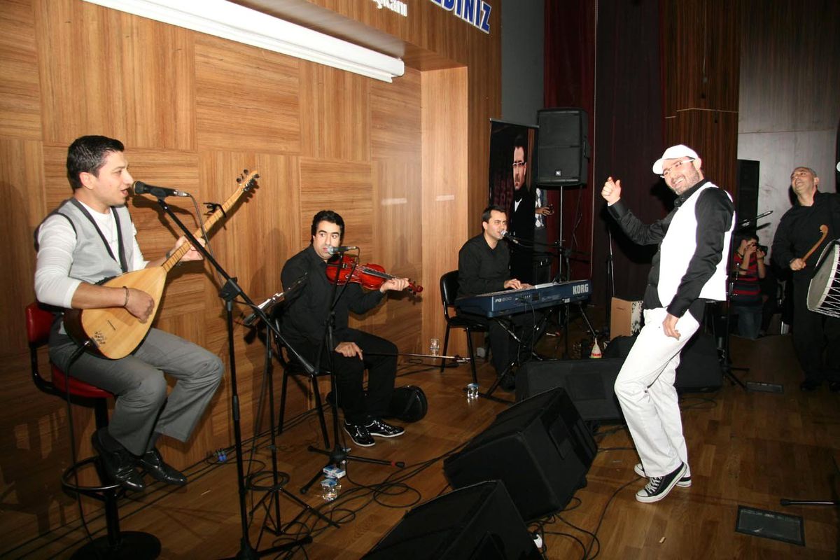 Bedirhan Gökçe Şiirleriyle Duygulandırdı