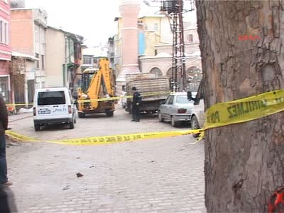 Cezaevinden İzinli Çıktı, Eski Eşini Bıçakla Yaraladı Bursa Açık Cezaevi\'nden 4 Gün İzin Alıp...