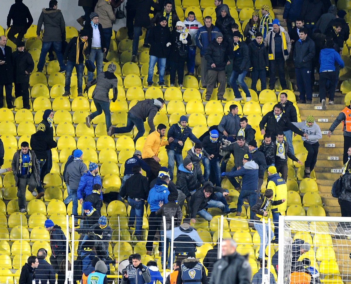 Fenerbahçeli Taraftarlar Basın Mensuplarına da Tepki Gösterdi